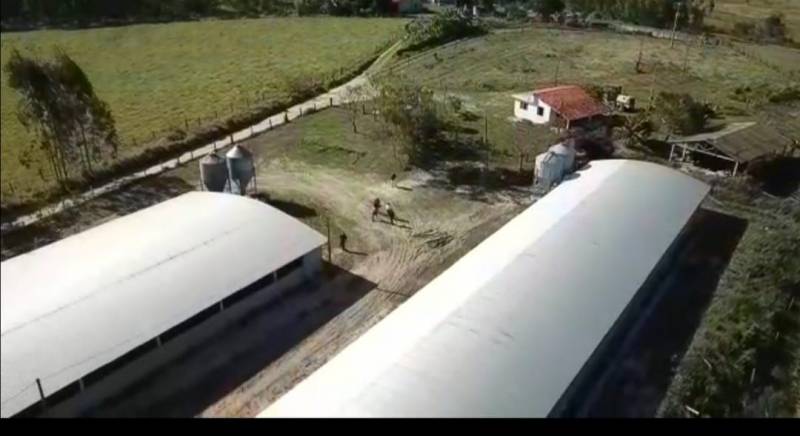 Sitio com duas granjas